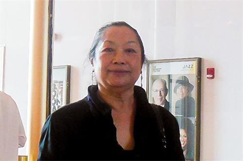 '图7:华人神韵粉丝李建珉连续十年观看神韵演出'