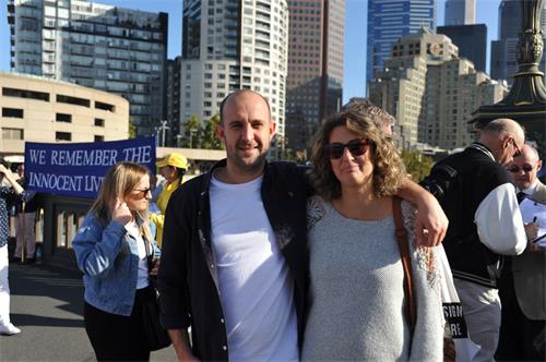 '图2:商务分析师汤普森(Thompson)先生及夫人表示人们需要“真善忍”'