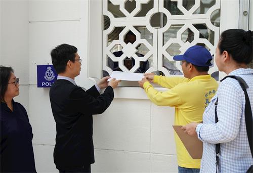 '图2:法轮功学员依如往常递交抗议信。'