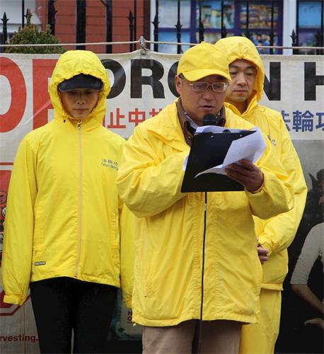 '图4:亲历当年上访的法轮功学员卞建武在新闻发布会上发言。'
