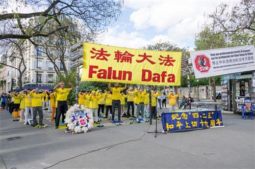 '图1~3:2018年4月25日下午,纪念法轮功学员四·二五万人和平上访十九周年的集会上学员们展示祥和的功法'