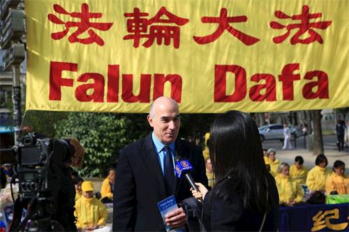 '图6:项目经理阿兰德克兰表示所有的法国人都站在你们(法轮功学员)这边'