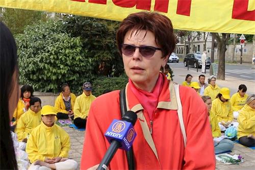 '图8:巴黎市民帕特里夏·斯卡尼蒂支持法轮功活动'
