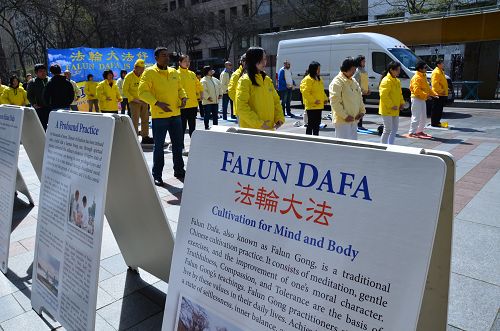 图:二零一八年四月二十二日,西雅图部分法轮功学员在西雅图市中心的西湖公园(Westlake Park)集体炼功,纪念“四二五”十九周年。