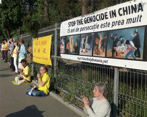'图:罗马尼亚法轮功学员中使馆前抗议中共迫害'