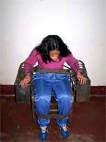 '中共迫害法轮功学员的刑具:铁椅子'