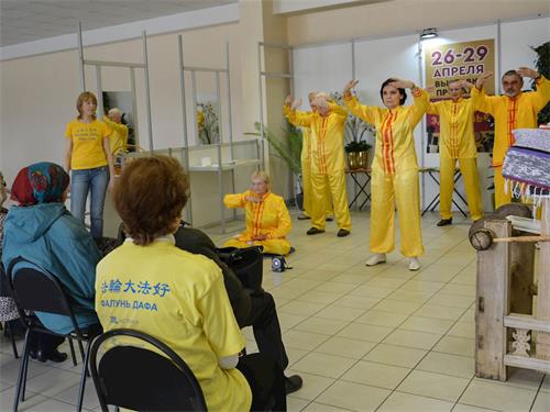 '图1:法轮功学员展示五套功法'