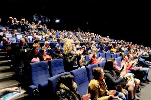 '图1:四月二十七日,《求救信》在多伦多剧院(TIFF Bell Lightbox)公映。电影结束时,观众起立鼓掌。'