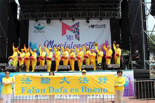 '图6:腰鼓队台上表演'