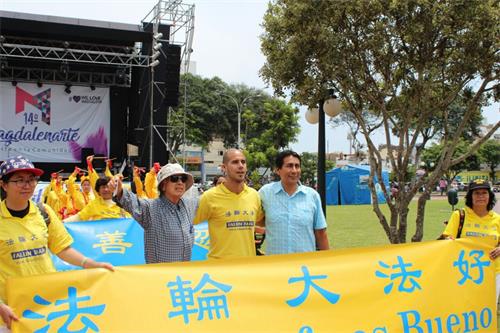 '图10:马海滨马格达莱纳区副区长哈维尔(右一)与法轮功学员合影'