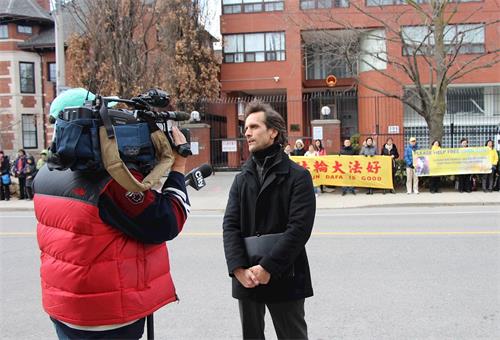 '图2:加拿大法轮大法学会发言人契谱卡(Joel?Chipkar)接受加拿大主流媒体City的采访。'