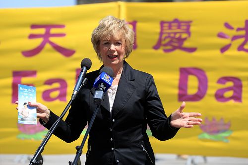 图5:自由党资深国会议员Judy Sgro女士在集会上发言
