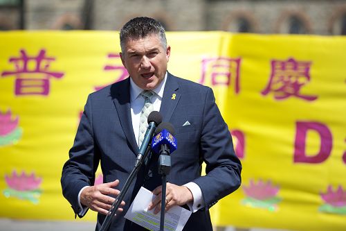 图11:国会议员James Bezan先生在集会上发言