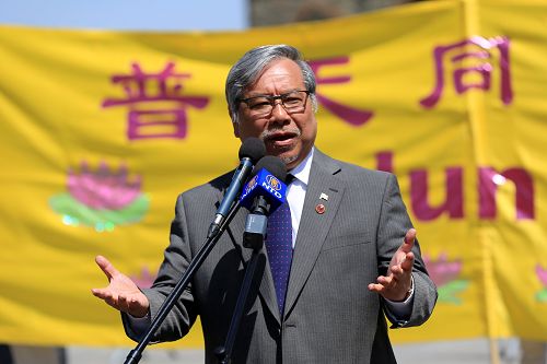 图12:参议员Thanh Hai Ngo先生在集会上发言