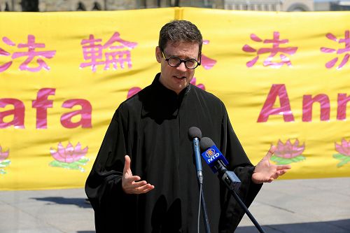 图13:前加拿大宗教自由办公室大使Andrew Bennett先生在集会发言