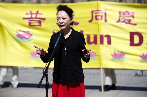 图15:民主人士盛雪女士在集会上发言。