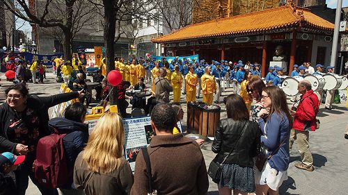 图2~3:五月五日,蒙特利尔中山公园的庆祝活动,吸引了众多的观众驻足观看。