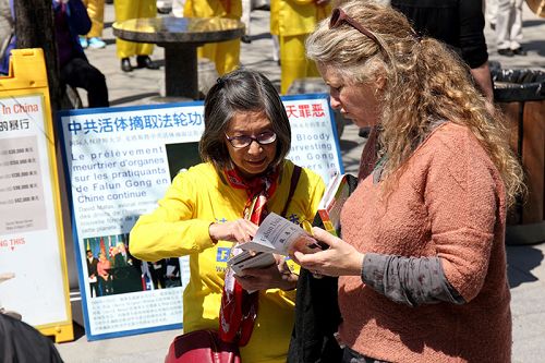 图4:五月五日,在中山公园,有缘人在仔细听真相。