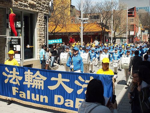图5:二零一八年五月五日,蒙特利尔法轮大法日庆祝游行从唐人街出发。
