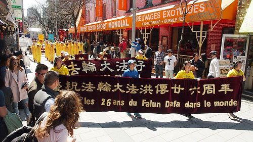 图6:二零一八年五月五日,蒙特利尔法轮大法日庆祝游行队伍走过唐人街。