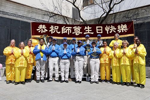 图7:二零一八年五月五日,加拿大蒙特利尔法轮功学员们恭祝师尊生日快乐。