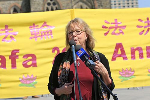 图14:绿党领袖伊丽莎白·梅女士现场发言。