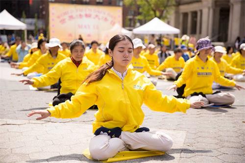 '图1~5:五月十日,美国纽约地区的部份法轮功学员在曼哈顿的联合广场集体炼功,展示法轮功的五套功法,向过往民众展示法轮大法的祥和与美好。'