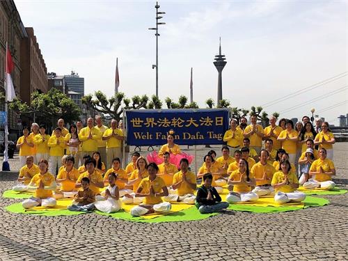 '图1:法轮功学员恭祝师父生日快乐'