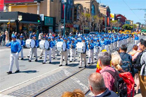 '图2~4:游行队伍由阵容庞大的天国乐团前导'