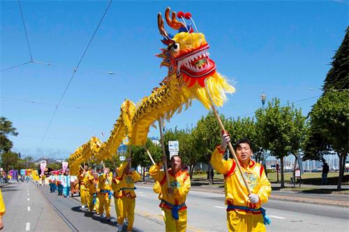 '图6:舞龙的队伍'