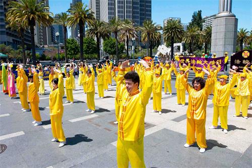 '图30:法轮功学员在展示功法'