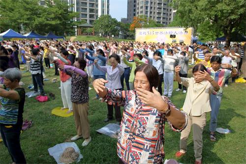 '图2:台湾桃竹苗法轮功学员,在新竹关新公园集体炼功。'