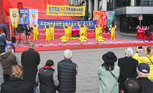 '图1~3:二零一八年五月十二日周六,墨尔本法轮功学员在市中心亚拉河畔的女王桥广场(Queensbridge Square)庆祝“世界法轮大法日”暨法轮大法创始人李洪志先生华诞。'