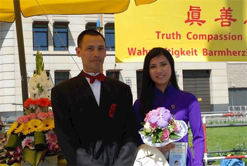 '图8:Thanh(左)和Tam(右)以讲真相来庆祝婚礼'