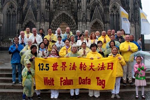 '图1:科隆及周边地区的法轮功学员恭祝师父生日快乐'