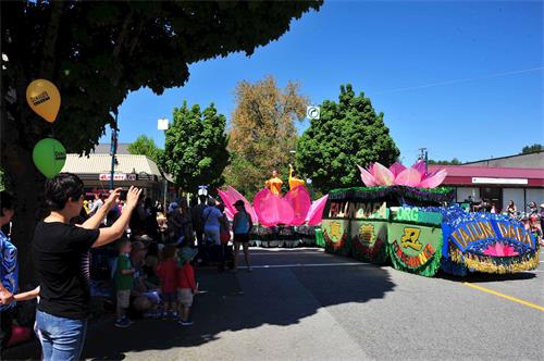 '图1~5:温哥华法轮功学员参加高贵林港市五月节游行,受到民众的欢迎'