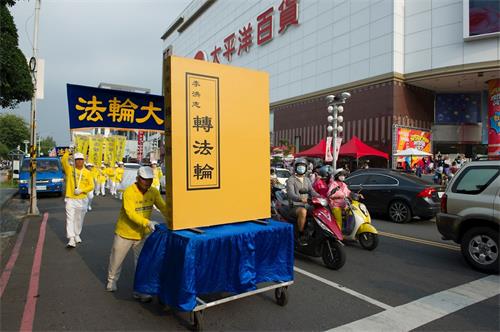 '图2~6:庆祝513“世界法轮大法日”暨大法洪传26周年,南台湾屏东地区法轮功学员游行,传播大法的美好。'