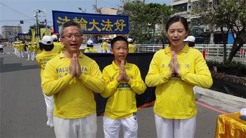 '图8:兽医师黄先生(左)与国小教师李小姐(右)及儿子,一家三口恭祝李洪志师父生日快乐。'