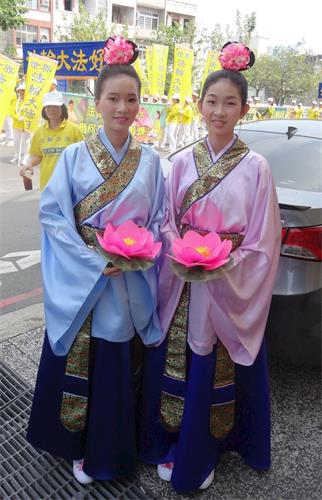 '图9:仙女队的邵氏姊妹花,姐姐云瑄(左)和妹妹芷琳(右)向法轮功师父说:“恭祝师父生日快乐!”'