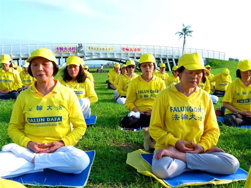 '图5:台东法轮功学员马燕月(右)参加集体炼功,庆祝法轮大法日。'