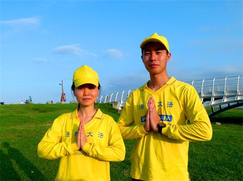 '图6:堂姊弟彦屏(左)和建宏双手合十,说:“感恩师父,我们有幸得法,敬祝师尊生日快乐!”'