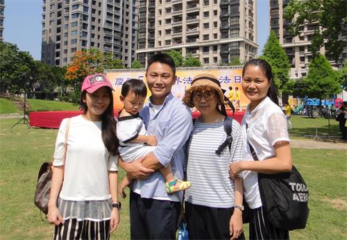 '图2:邱建玮偕同家人参加世界法轮大法日庆祝活动。'