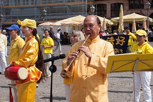 '图3:法轮功学员陈国华表演笛子独奏。'