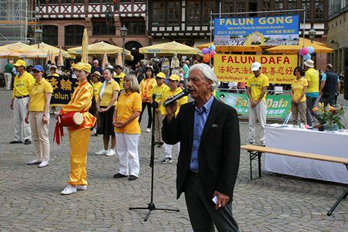'图4:胡伯特·科尔培在现场发言。'