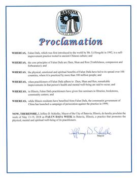 '图2:巴特维亚市市长谢克尔(Jeffery?D.?Schielke)颁发褒奖,宣布法轮大法周'