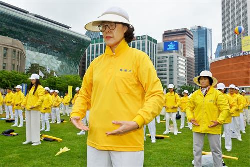 '图1~6:庆祝“世界法轮大法日”,法轮功学员在首尔市厅广场演示优美祥和的功法。'
