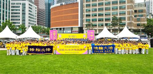 '图7:参加庆典的法轮功学员集体恭祝李洪志先生日快乐并合影留念。'