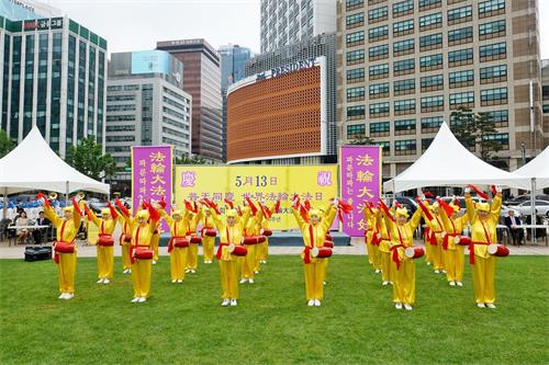 '图13:腰鼓队在为观众表演。'