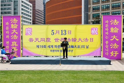 '图14:法轮功学员现场萨克斯独奏“师恩颂”?。'