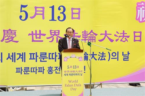 '图15:韩国“国际基督教宣教协议会”总裁李基喆先生在庆典上发表演说时说,法轮功修炼可以成为恢复国民道德的重要的对策。'